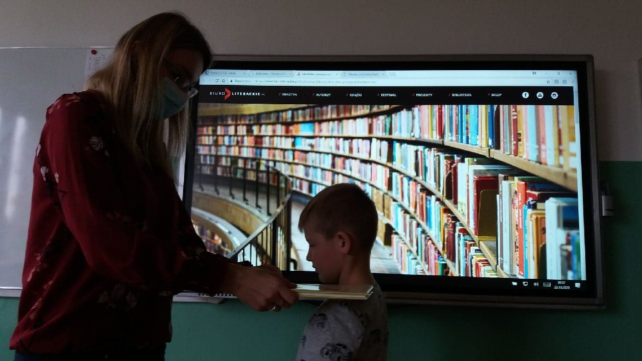 Pasowanie uczniów klasy I na czytelnika biblioteki szkolnej 